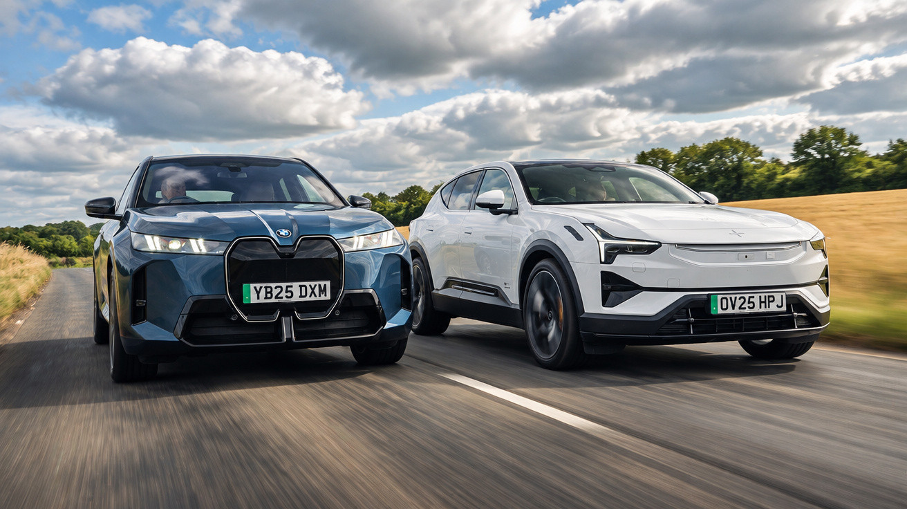 Zwei Elektro-SUVs, ein blauer BMW und ein weißer Polestar, fahren nebeneinander auf einer Landstraße.